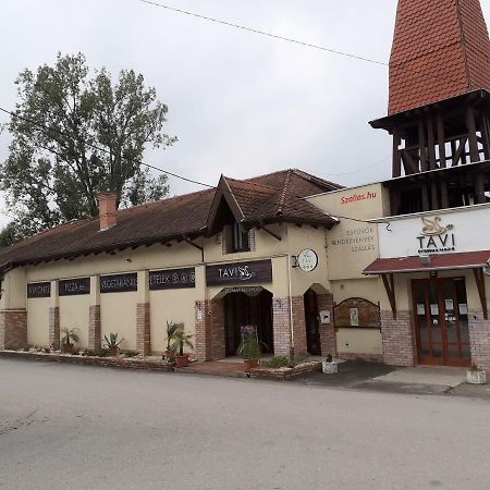Bed and Breakfast Tavi Panzio Es Etterem à Veresegyház Extérieur photo