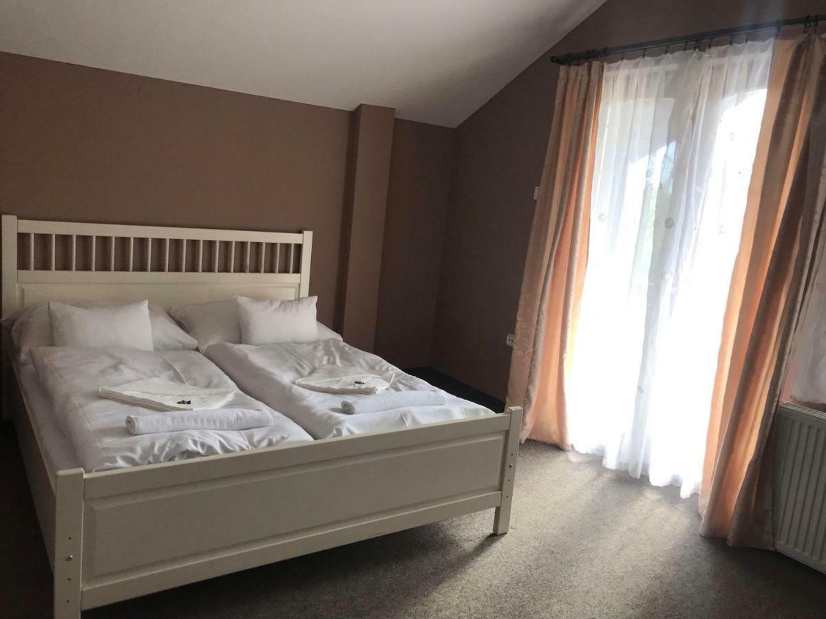 Bed and Breakfast Tavi Panzio Es Etterem à Veresegyház Extérieur photo