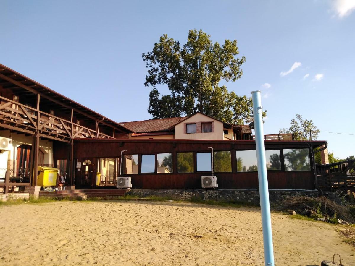 Bed and Breakfast Tavi Panzio Es Etterem à Veresegyház Extérieur photo