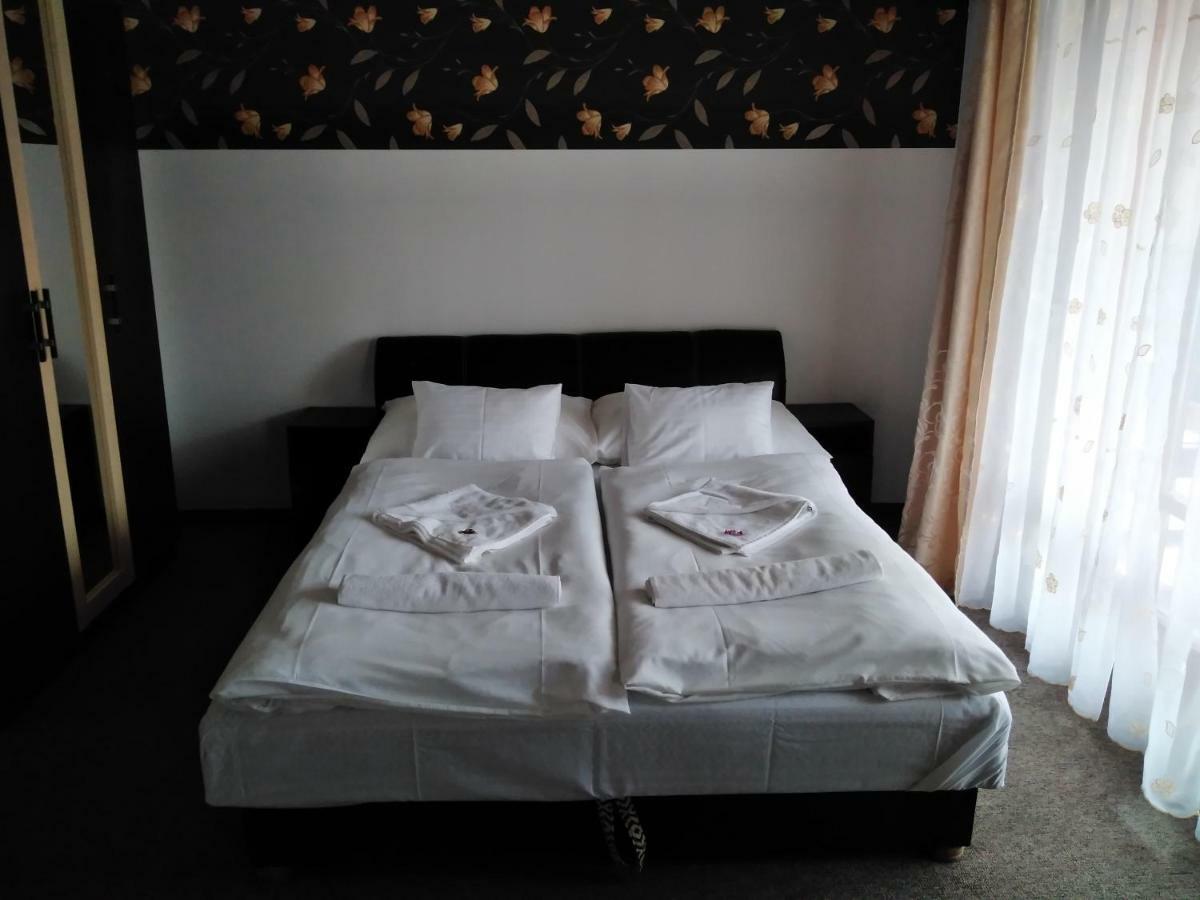 Bed and Breakfast Tavi Panzio Es Etterem à Veresegyház Extérieur photo