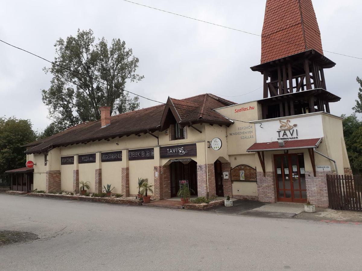 Bed and Breakfast Tavi Panzio Es Etterem à Veresegyház Extérieur photo