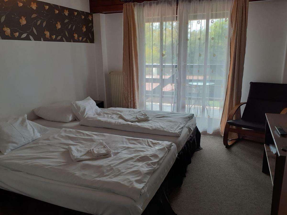 Bed and Breakfast Tavi Panzio Es Etterem à Veresegyház Extérieur photo