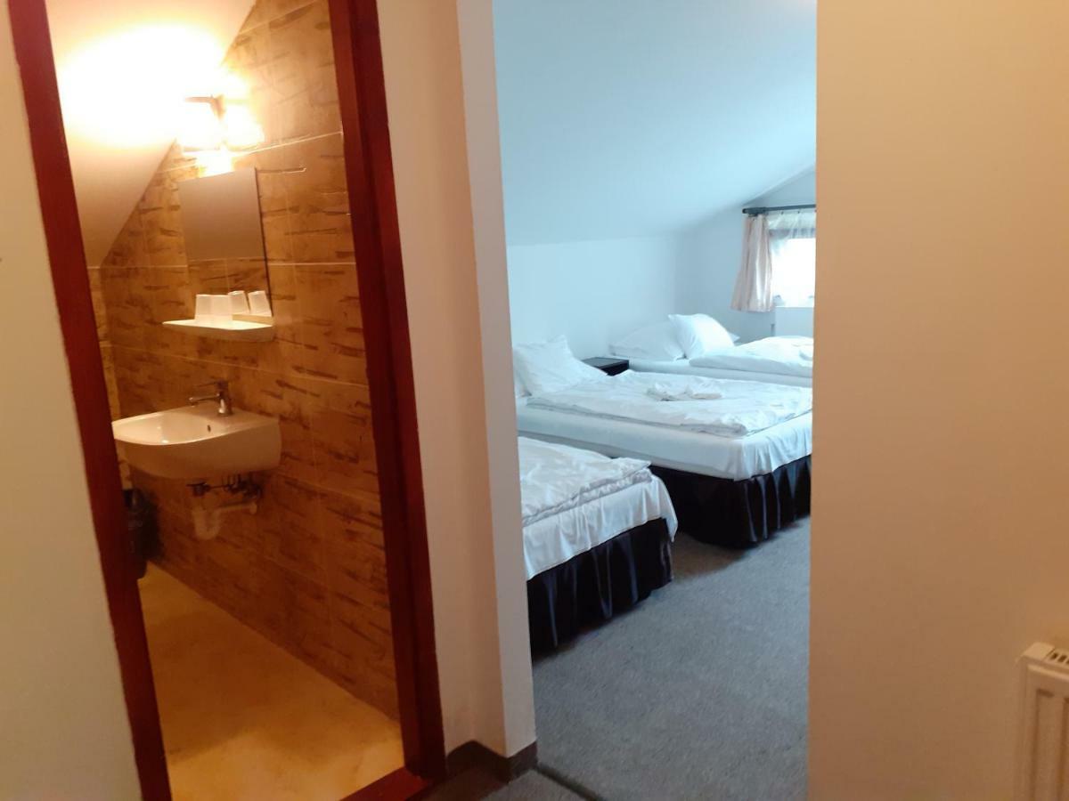Bed and Breakfast Tavi Panzio Es Etterem à Veresegyház Extérieur photo