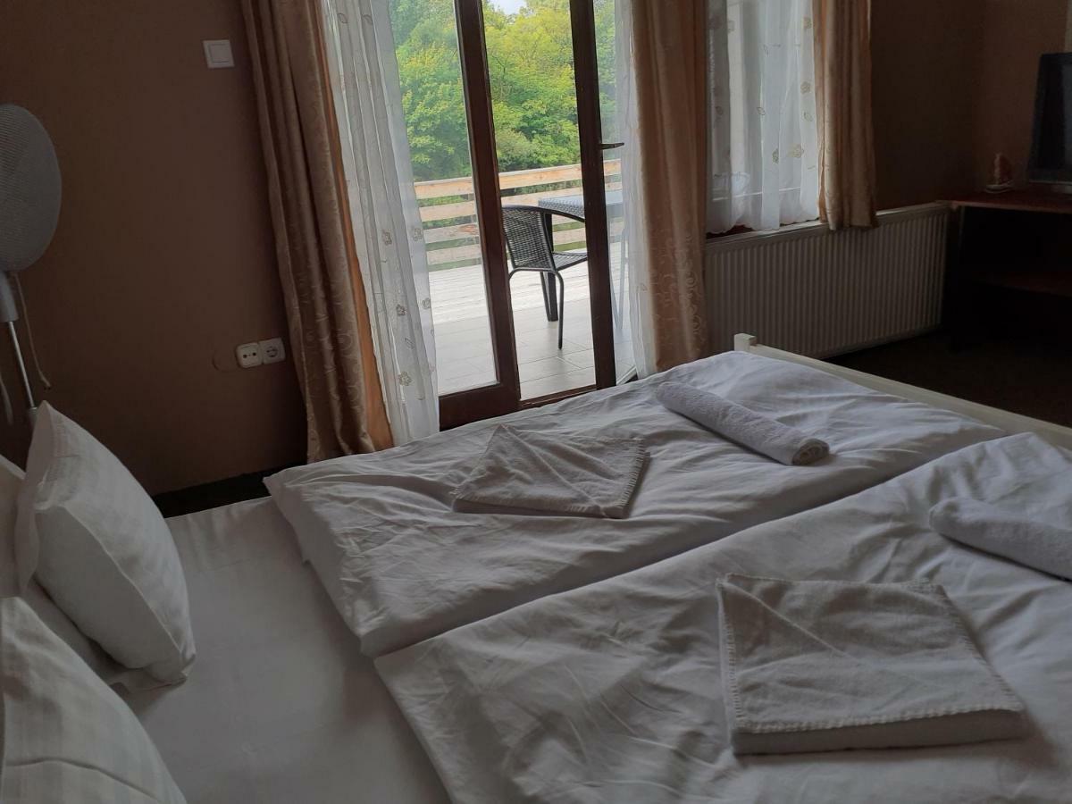 Bed and Breakfast Tavi Panzio Es Etterem à Veresegyház Extérieur photo