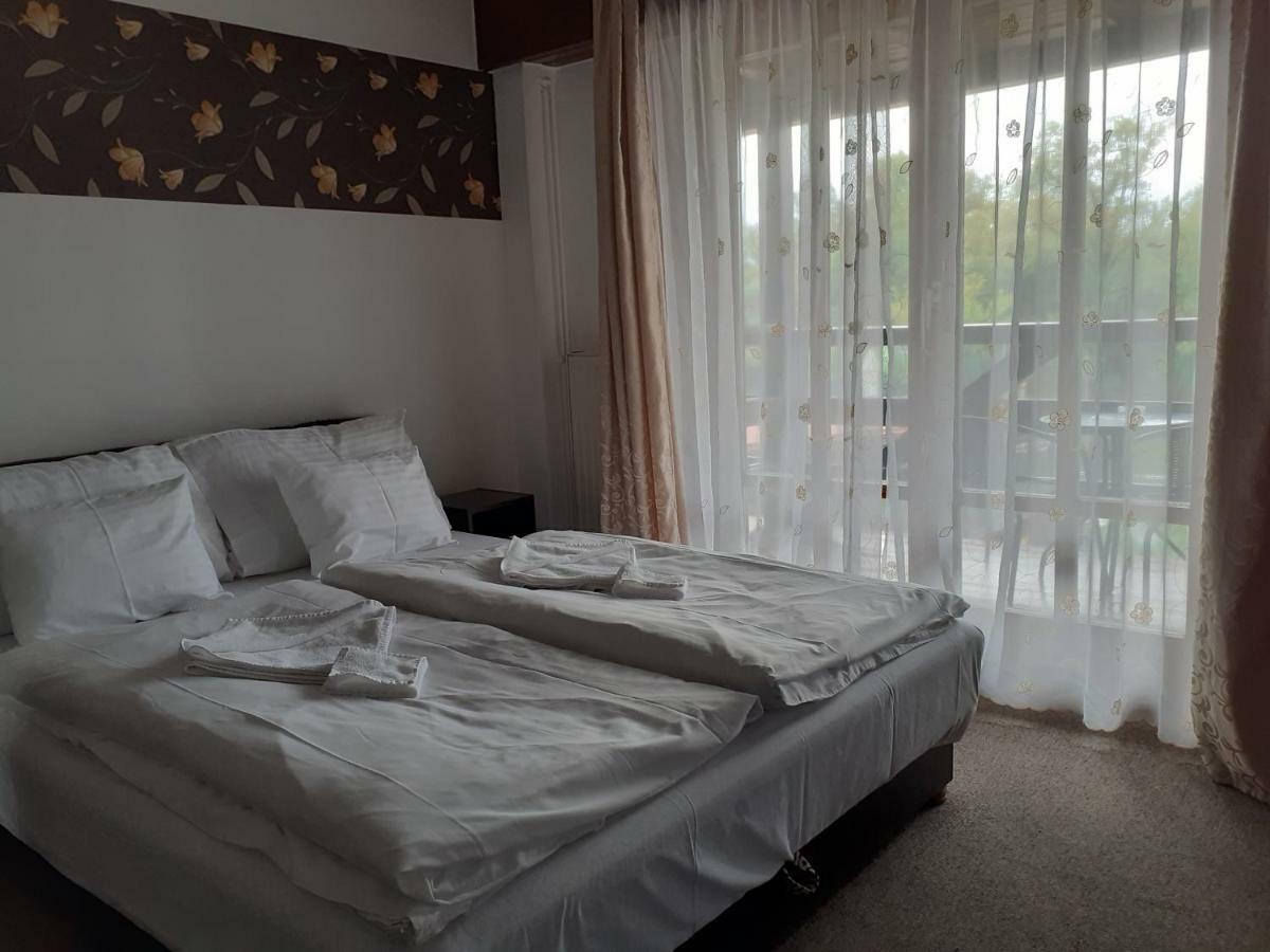 Bed and Breakfast Tavi Panzio Es Etterem à Veresegyház Extérieur photo