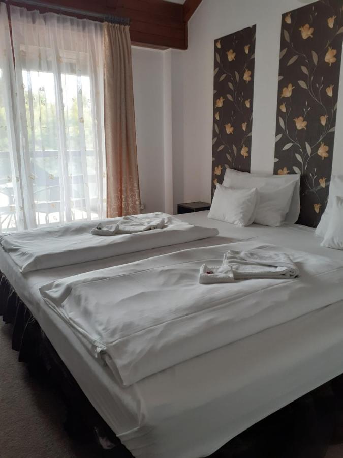 Bed and Breakfast Tavi Panzio Es Etterem à Veresegyház Extérieur photo